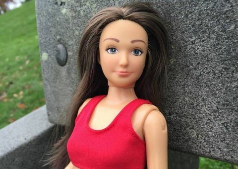 Conheça a Lammily a 'Barbie Normal'