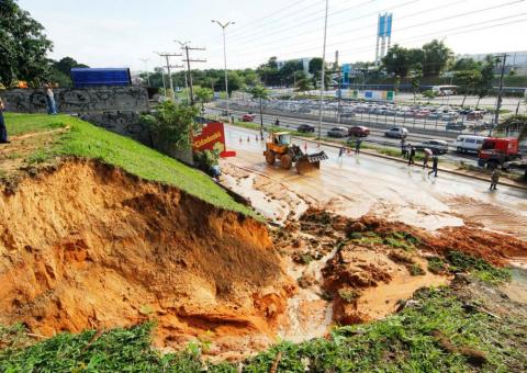 Tubulação estoura, causa desabamento e interdita avenida em Manaus
