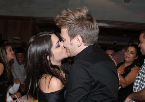 Michel Teló e Thaís Fersoza trocam beijo apaixonado