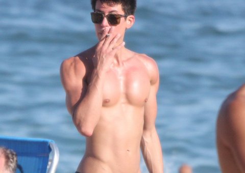  Homem conhecido como o 'boneco Ken humano' curte praia no Brasil