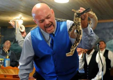 O pastor americano Jamis Coots, morre após picada de cobra durante culto