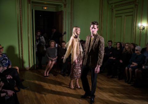 Aos 91 anos, Pierre Cardin desfila nova coleção em Paris