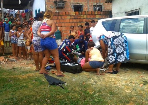 Vídeo mostra mulher atropelada sendo arrastada para uma residência