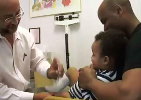 Enfermeiro vocacionado aplica injeção em criança e arranca risos