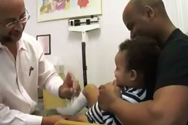 Enfermeiro vocacionado aplica injeção em criança e arranca risos