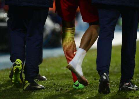 Neymar sofre lesão no tornozelo e pode ficar sem jogar por sete semanas