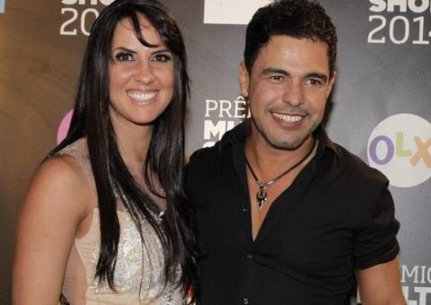 Namorada de Zezé Di Camargo ganha cadeira erótica de motel