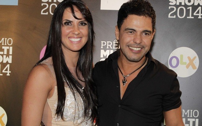 Namorada de Zezé Di Camargo ganha cadeira erótica de motel