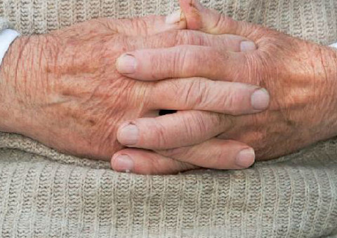 Vídeo flagra enfermeira agredindo idosa de 80 anos