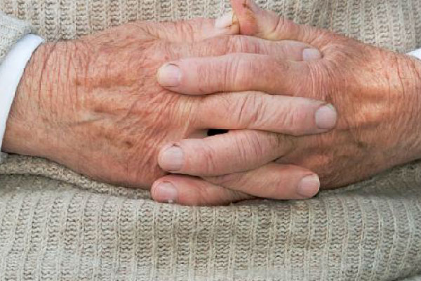 Vídeo flagra enfermeira agredindo idosa de 80 anos