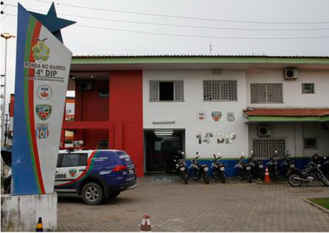 Mulher que comercializava droga é presa pela Polícia, na Zona Norte de Manaus