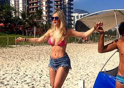  De biquíni, ex-BBB Aline exibe resultado do silicone