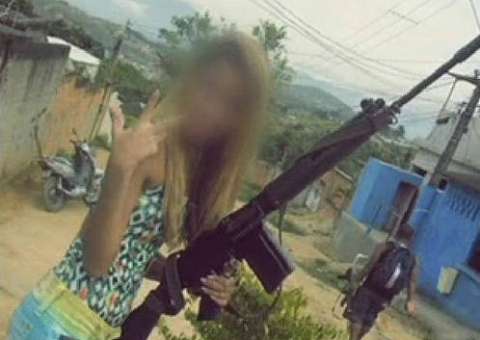 Policiais encontram na baixada menina de 15 anos que publicou fotos com fuzil na internet