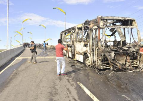Prisões, 50 ônibus depredados e outro incendiado em Manaus em novo protesto