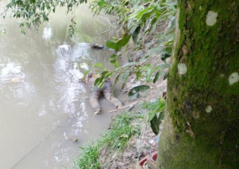 Corpo de mulher foi retirado de igarapé esta tarde. Veja imagens