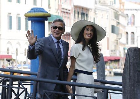 Após festança, George Clooney se casa no civil com Amal Alamuddin