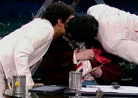 Jô Soares protagoniza beijo gay triplo