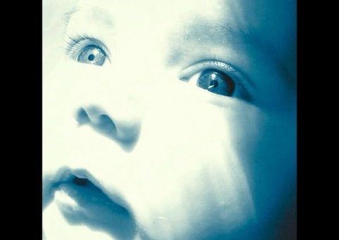 Alinne Moraes mostra rosto do filho pela primeira vez