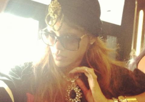 Rihanna publica foto jogando dinheiro no chão e irrita fãs