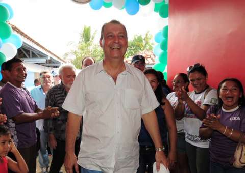   Omar Aziz encerra visita ao Alto Rio Negro, beneficiando municípios com investimentos em educação e infraestrutura