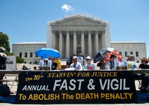 Americano deixa a prisão depois de passar 30 anos injustamente no corredor da morte