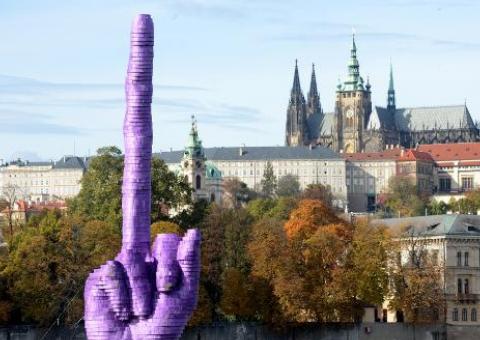 Escultura obscena gigante em Praga denuncia comunistas no governo antes das eleições
