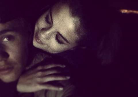 Depois de se meter em várias confusões, Justin Bieber reata com Selena Gomez