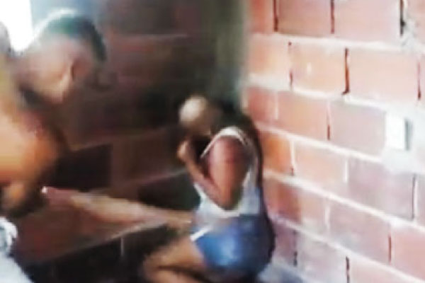 Vídeo mostra homem espancando mulher com perna-manca