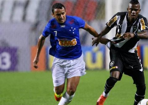 Botafogo vence na Vila e mantém perseguição ao líder