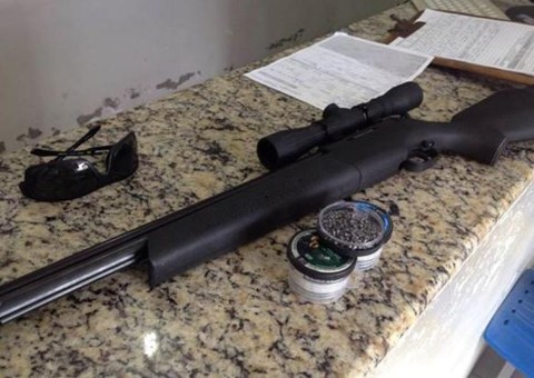 Homem mata cachorro com rifle de pressão e é preso