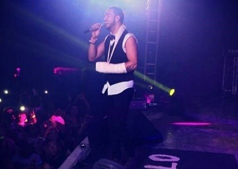 Cantor Belo quebra o braço durante partida de futebol