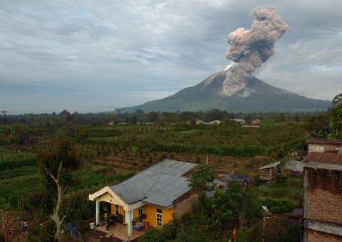 Erupção de vulcão na Indonésia provoca fuga de 19.000 pessoas