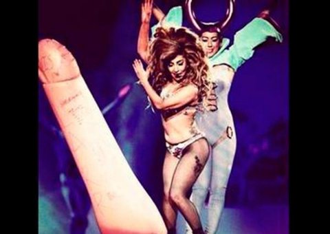 Lady Gaga aparece com pênis gigante em foto 