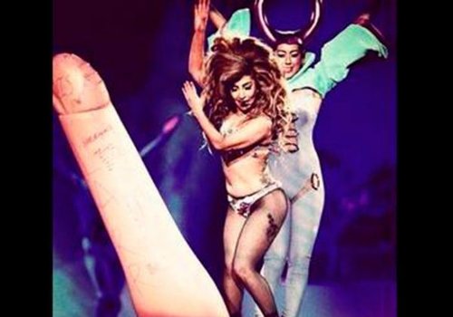 Lady Gaga aparece com pênis gigante em foto 