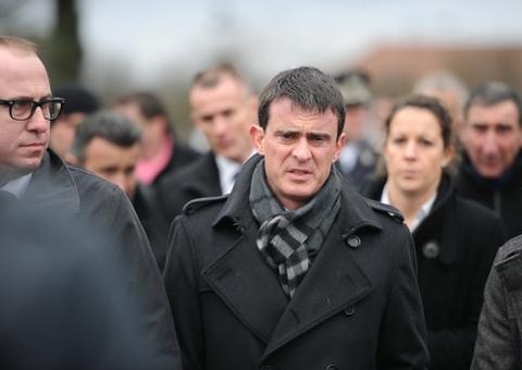 Prefeito se nega a enterrar bebê cigano e causa indignação na França