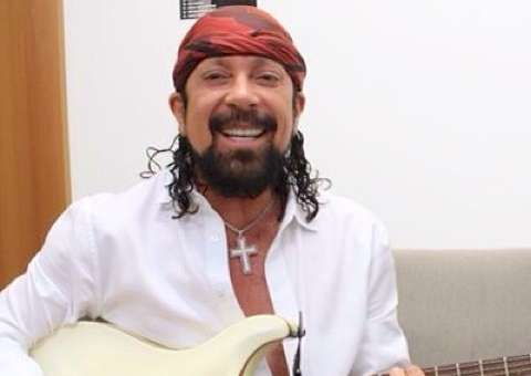  Ex-vocalista do Chiclete com Banana fica com nome sujo na praça, diz jornal