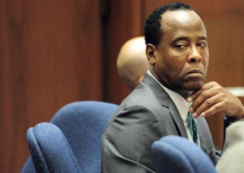 Médico condenado pela morte de Michael Jackson deixa a prisão