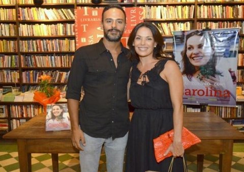 Carolina Ferraz discute com namorado em restaurante