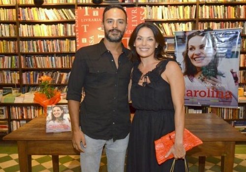 Carolina Ferraz discute com namorado em restaurante