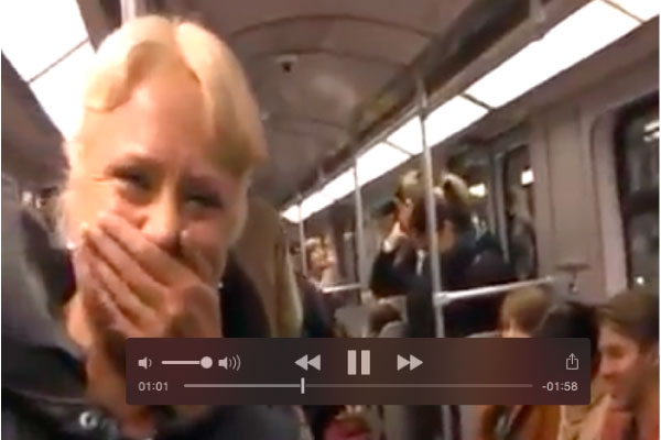 Mulher arranca risos no metrô