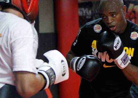 Anderson Silva não sente as pernas após treino