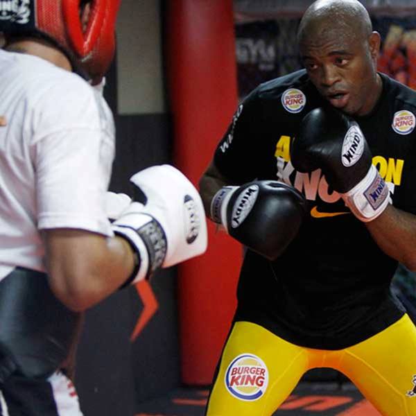 Anderson Silva não sente as pernas após treino