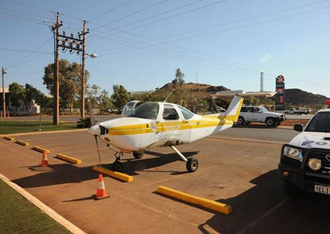 Homem dirige avião pra tomar cerveja
