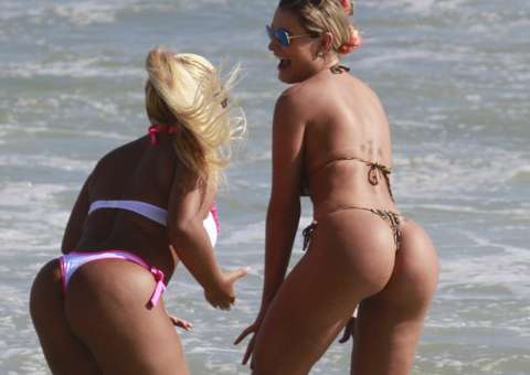  Andressa Urach e Mulher Filé se exibem para fotógrafos na Praia