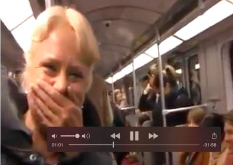 Mulher arranca risos no metrô