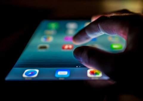 7 motivos pelos quais você nunca deveria deixar o celular no seu quarto