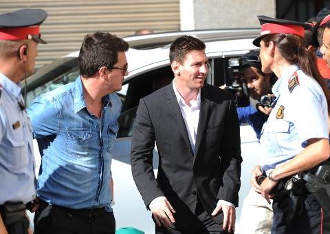  Messi deixa tribunal após depoimento em caso de suposta fraude