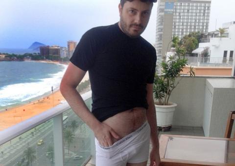  Danilo Gentilli "sensualiza" ao comemorar 5 milhões de seguidores no twitter