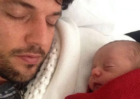 Marido de Patrícia Abravanel mostra rostinho do filho