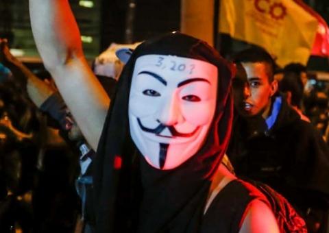 Cabral sanciona lei que proíbe máscara em manifestação